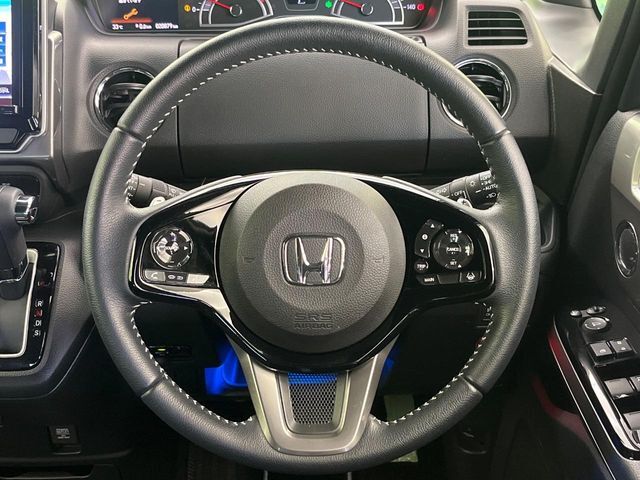 【ステアリングスイッチ】運転中、前方から目線をそらすことなく、オーディオ等の操作が可能な便利機能！安心＆快適なドライブを演出してくれます♪