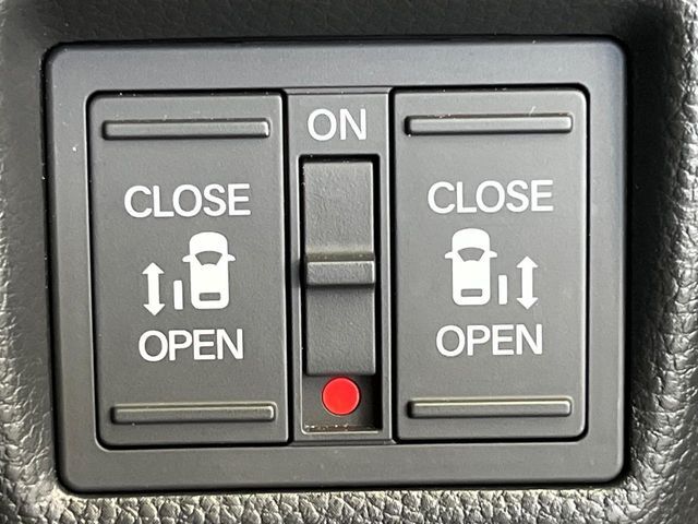 【両側パワースライドドア】スマートキーや運転席のスイッチで後席両側スライドドアの開閉が可能♪電動だから力を入れてドアを開ける必要が無く、小さなお子様でも簡単に開け閉めでき快適です♪