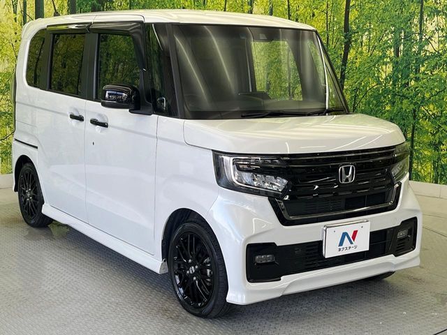 大好評のボディコーティング「弾スプラッシュコート」もご納車までに施工可能。通常のガラスコートと異なる、耐久年数6年の無機質ガラスコーティングが、ボディをキレイな状態に保ってくれます。