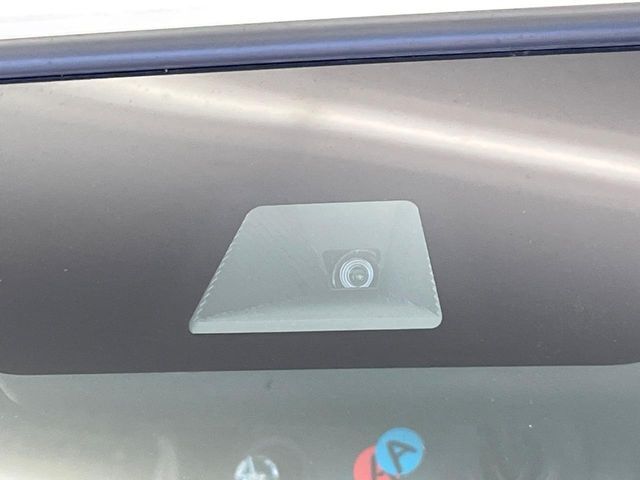 【ホンダセンシング】走行中に前方の車両等を認識し、衝突しそうな時は警報とブレーキで衝突回避と被害軽減をアシスト。より安全にドライブをお楽しみいただけます。