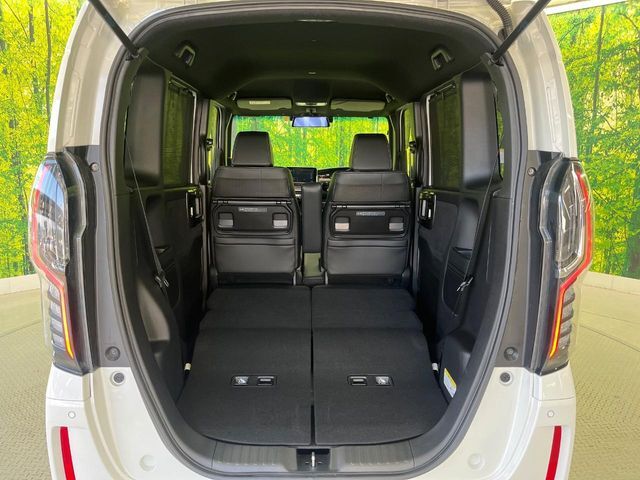 後席を格納すると、これだけの広さが！シーンに合わせたシートアレンジで、大きな荷物も積むことが出来ます♪