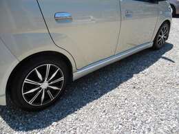 エスペリア製ダウンサスでローダウン済。程よくダウンされ、社外アルミで足元がお洒落に決まっています！有名メーカサスで乗り心地も悪くなく、タイヤの残量も多くあります！