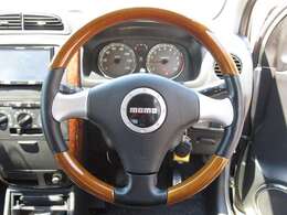 純正のMOMOステアリングが付いております。目立つスレやいたみなく良好な状態です。