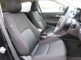 シートバックに体圧を分散できるサスペンションマットを採用、又剛性を高め「体幹」をしっかり支えています。座面には不快に感じる振動をカットするウレタン素材でロングドライブも疲れにくいシートになりました