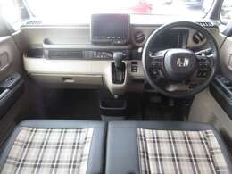 ご納車後も安心なプレミアム保証をご提案いたします。ナビや電装品、エアコンなども含めた600項目の充実した保証内容と安心のロードサービス付帯でサポートいたします。詳細はお尋ねください。