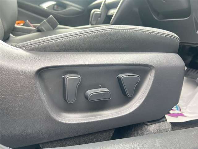 パワーシート搭載。微妙な調整が手軽にでき、最適なポジションで運転することが可能です。