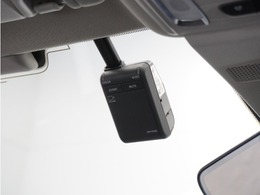 ◆ドライブレコーダー◆映像・音声などを記録する自動車用の装置です。　もしもの事故の際の記録はもちろん、旅行の際の思い出としてドライブの映像を楽しむことができます。