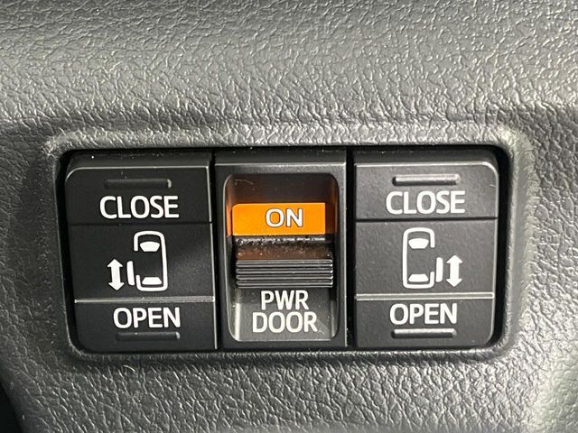 【両側パワースライドドア】スマートキーや運転席のスイッチで後席両側スライドドアの開閉が可能♪電動だから力を入れてドアを開ける必要が無く、小さなお子様でも簡単に開け閉めでき快適です♪
