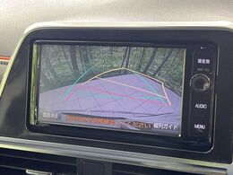 【バックカメラ】駐車時に後方がリアルタイム映像で確認できます。大型商業施設や立体駐車場での駐車時や、夜間のバック時に大活躍！運転スキルに関わらず、今や必須となった装備のひとつです！