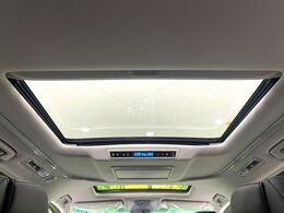 【サンルーフ】開放感たっぷりの希少装備、サンルーフが装着されています！車内に明かりを取り入れたり景色を楽しむ以外にも、車内の空気も簡単に換気できて快適です！