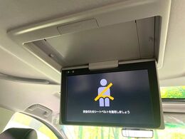 【フリップダウンモニター】大画面モニターで後席でもエンタメをお楽しみいただけます。小さなお子様にも大人気の装備です♪