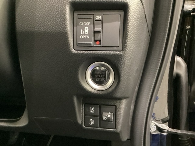 左側電動スライドドアは運転席から操作ができるよう、操作スイッチが付いています。Hondaセンシング用のレーンキープアシストシステムなどのスイッチも装備しています。