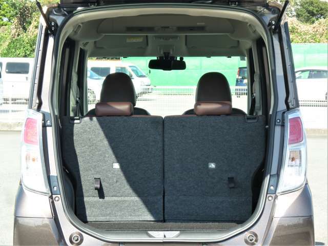 後部座席は倒さなくても荷物を置けるスペースがあります。