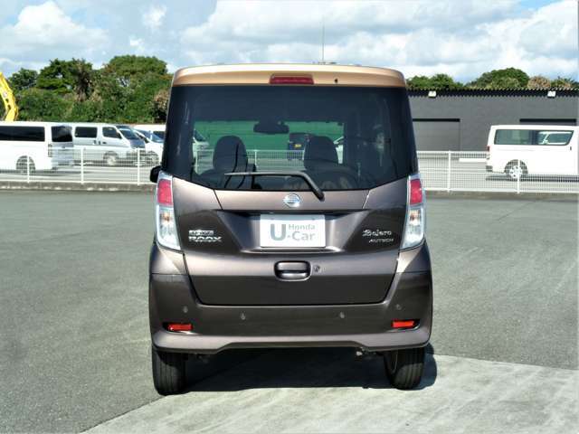 リアガラスが広いから、のっぺり感や圧迫感が出ません。