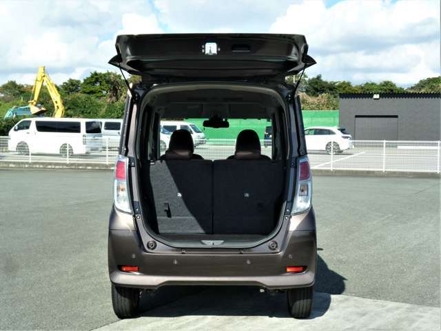 トランクを開けるとこんな感じです。開口部が広いので荷物の積み降ろしが楽になります。