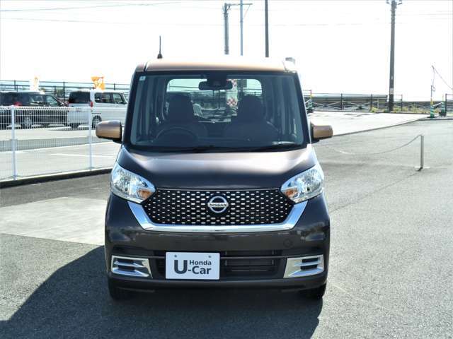 大きくて、横に広がったヘッドライトがまっすぐこちらを見据えてる印象ですね。