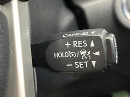 【レーダークルーズコントロール】高速道路での長距離走行が楽に！！自動で速度を保つクルーズコントロールが、衝突軽減システムと連携し、前方の車両を感知して車間を保つように速度調節してくれます！！