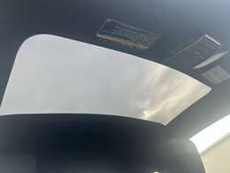 解放感溢れる【サンルーフ】車内には爽やかな風や太陽の穏やかな光が差し込みます