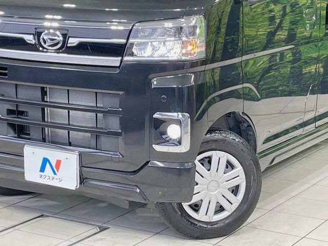 【LEDヘッドライト】悪天候や夜間走行時も良好な視界を確保し安心して運転できる高輝度LEDヘッドライトを装備！点灯速度が早く、消費電力も抑えられています。