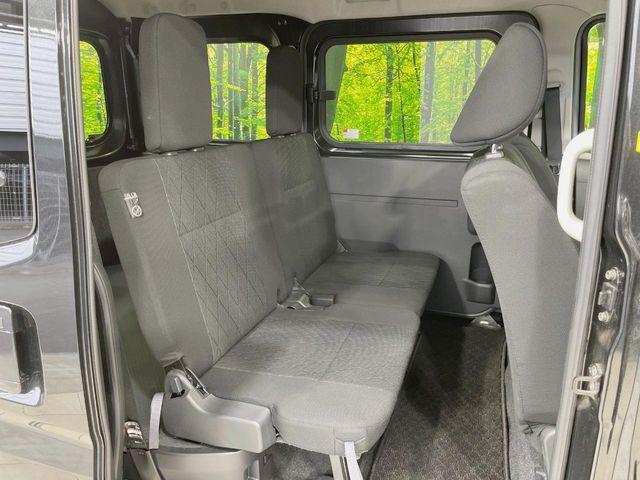 後部座席も気になるようなキズ・汚れやへたり等、大きなダメージはなく、良好な状態です。