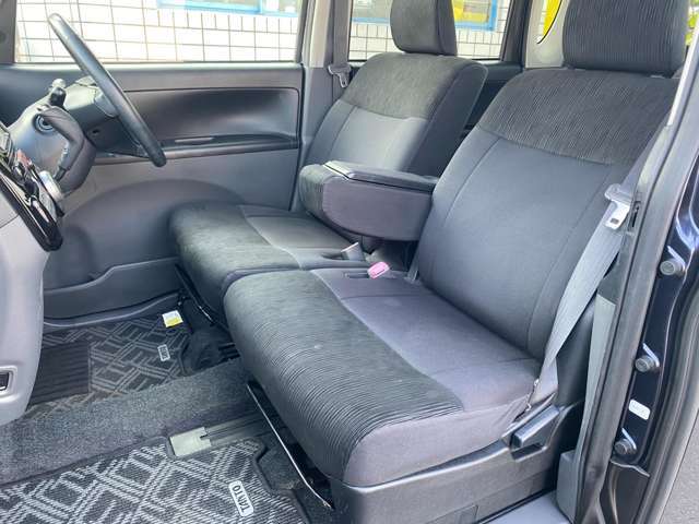 アームレストが装備されております♪運転席・助手席シート共に目立つ擦れやキズ等もなくキレイな状態です♪アームレストは収納スペースも完備しています♪