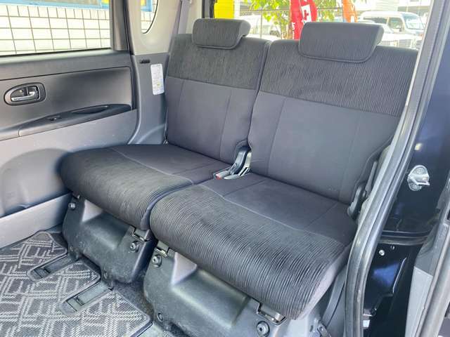 後席のシートもキレイな状態です♪座面も大きく座り心地も良好です♪汚れがちなフットマットもキレイな状態です♪