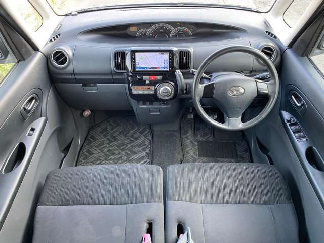 内装はブラックを基調としたシックで落ち着いた雰囲気の車内になっております♪パネルやスイッチ類には目立つキズや汚れ等も無くキレイな状態です♪