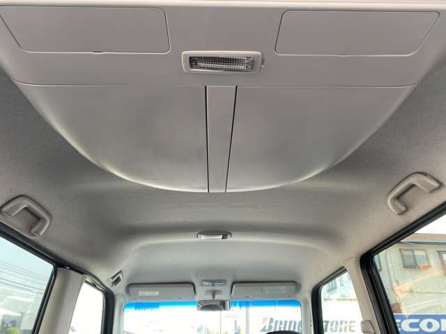 天張りの剥がれや垂れ等もなくキレイな状態です♪清潔感の有る車内となっております♪