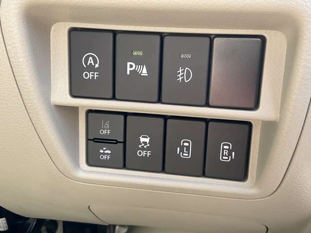 運転席右側操作スイッチ。アイドリングストップON・OFFスイッチや電動スライドドアの操作スイッチがあります。