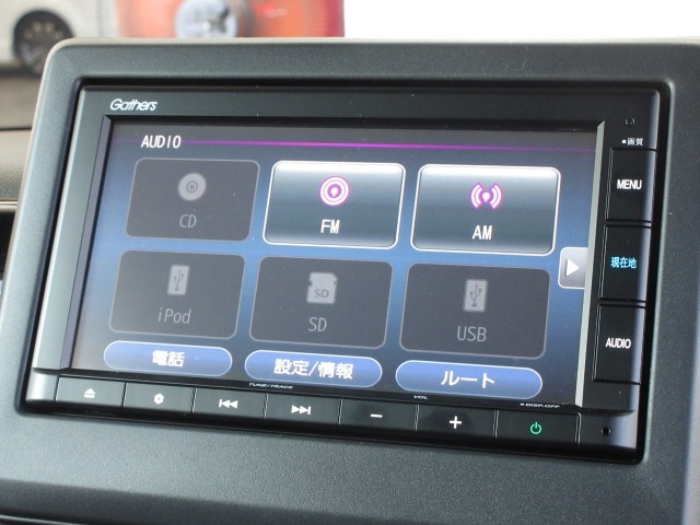 ナビゲーションはギャザズメモリーナビ(VXM-235Ci)が装着されております。AM、FM、CD、Bluetoothがご使用いただけます。初めて訪れた場所でも道に迷わず安心ですね！