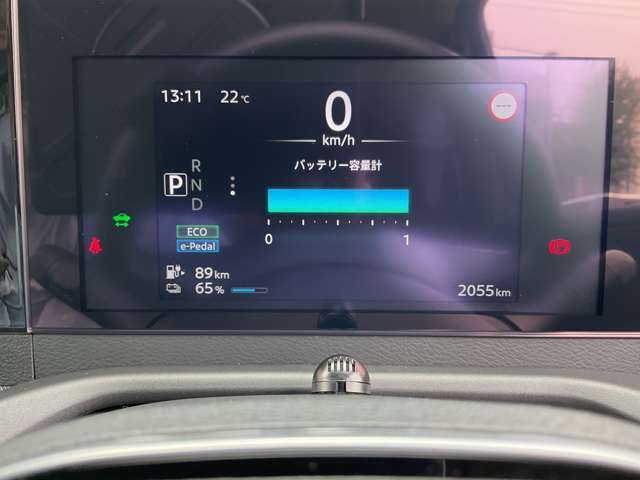 見やすいメーター。EV走行用電池はフルセグメント残っておりますので安心です。