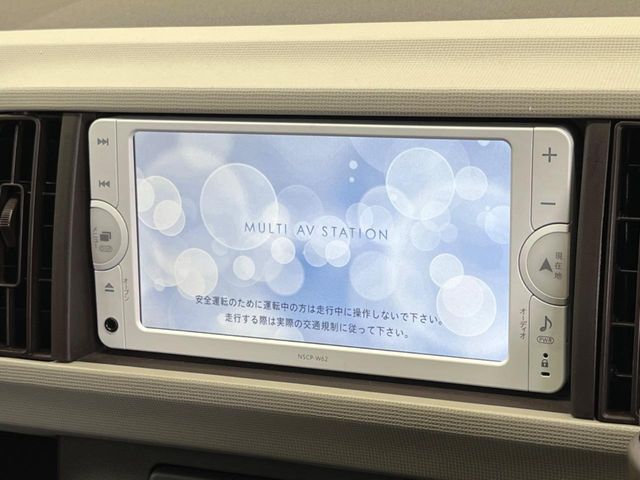 【純正SDナビ】ナビゲーション機能はもちろん、多彩なメディアをお使いいただけます。地デジTV、Bluetooth接続、CD再生も可能！