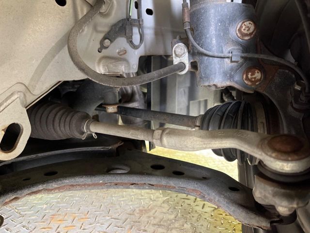 お車を安心してお乗りいただく為には、足回りの定期点検が欠かせません。サービスサポート（有償保証）では無料点検もご提供しており、安心のカーライフをお過ごしいただけるサポート体制が整っています。