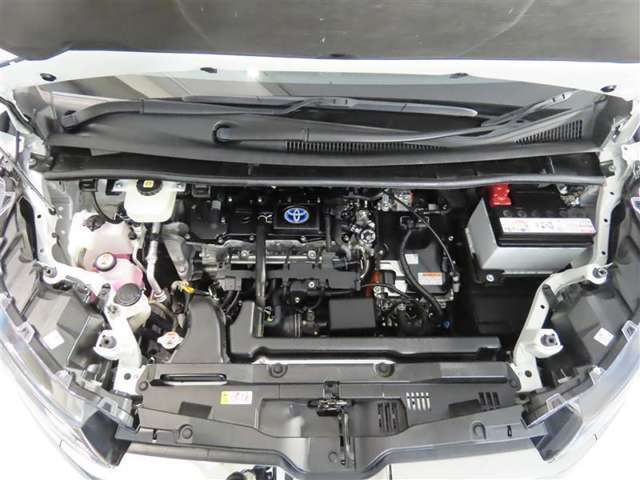 車にとって、とても大切な部分のエンジンルーム。綺麗に清掃済みで安心です。