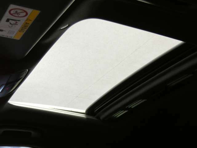車内に光を取り入れ明るく開放的に演出するガラススライディングルーフを採用しています！状況に応じてチルトアップ＆スライドの2パターンでご使用頂けます！！TEL：047-390-1919