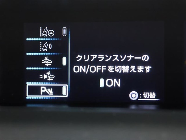 【クリアランス＆バックソナ-】超音波センサーを利用して、車両のコーナー部や前・後方の障害物を検知。障害物との距離をインフォメーションディスプレイに表示し、同時にブザーでドライバーに注意を促します。
