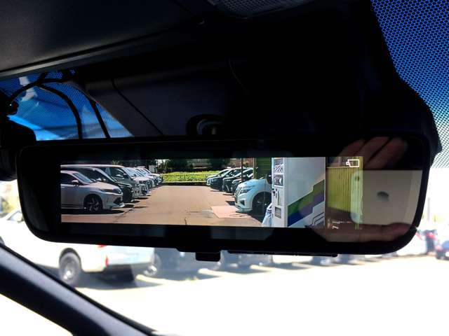 人気の純正デジタルインナーミラーが装備されております！後方視界のサポートに！煽り運転の抑止に！と人気のアイテムでございます！