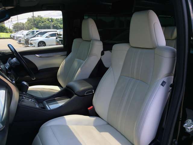 助手席、白革オットマン付きパワーシート！　運転席は、エンジン始動と同時に、登録したベストシートポジションへ自動的に移動してくれる、メモリー機能付きパワーシートです！