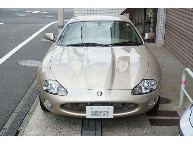 ＜XKR専用装備＞■スーパーチャージャー付4.0L V型8気筒エンジン■CATS（電子制御サスペンション）■ボンネットダクト■メッシュグリル　お気軽にお問合せ下さい。03（6432）7522