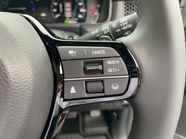 予め設定した速度で定速走行。先行車に近づいたら、システムが先行車との距離や速度差を測定し、自動的に加減速。適切な車間距離を維持しながら追従走行します。