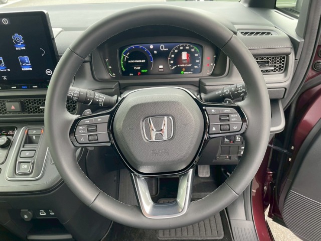 視点を変えることなくハンドルの手元で音量調整やチャンネル変更などが操作できます！！