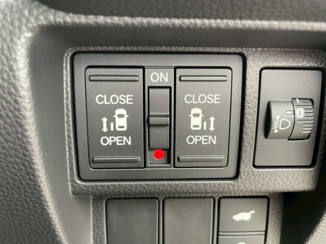 両側電動スライドドアです。リモコンや運転席スイッチ、ドアハンドルの操作で自動開閉。お子様を抱き抱えている時や荷物の多いときなどに便利です！！