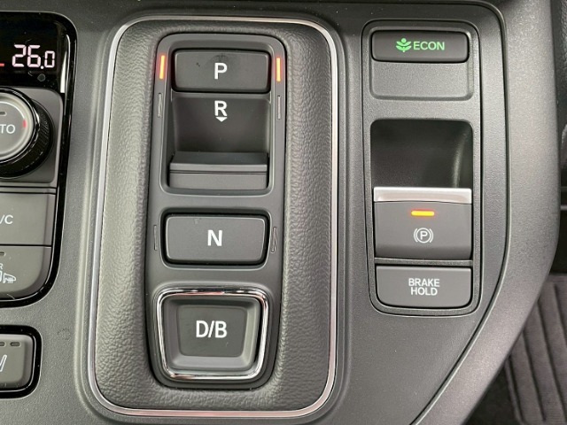 電子制御パーキングブレーキを採用！発進時にアクセルを踏めば自動的に解除されます（※運転席のシートベルトが装着されている時のみ作動）