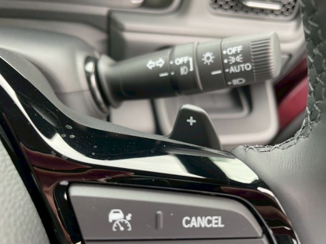 運転席の手元でシフトアップシフトダウンの操作が可能なパドルシフトを装備しています♪
