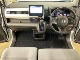 車内は光触媒抗菌消臭施工済です。インパネ周りはスタイリッシュなデザインで機能や装備も充実しています。グローブボックスやカップホルダーのほかにトレーなどたくさんの収納スペースが付いています。
