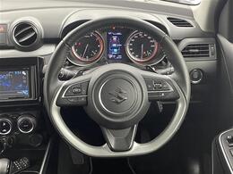 【ステアリング】軽い力で扱いやすいハンドルです。目立つ傷やスレなどなく綺麗な状態です！除菌プランいれていただくとさらに快適に！清潔なお車はお子様にも安心ですね！