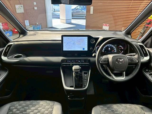 コックピット。車内もキレイで嫌な臭いもありません！ご納車後の臭いが付きにくくなる「空気触媒コーティング」もあります。