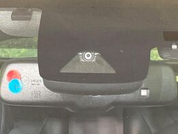 【トヨタセーフティセンス】走行中に前方の車両等を認識し、衝突しそうな時は警報とブレーキで衝突回避と被害軽減をアシスト。より安全にドライブをお楽しみいただけます。