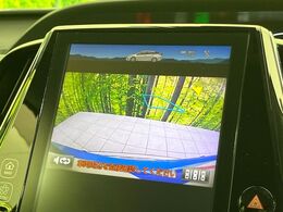 【バックカメラ】駐車時に後方がリアルタイム映像で確認できます。大型商業施設や立体駐車場での駐車時や、夜間のバック時に大活躍！運転スキルに関わらず、今や必須となった装備のひとつです！