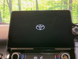 【10.5インチナビ】高級感とインパクトのある大画面ナビを装備。各種オーディオ操作はもちろん、スマホ連携もできる利便性の高いナビです♪